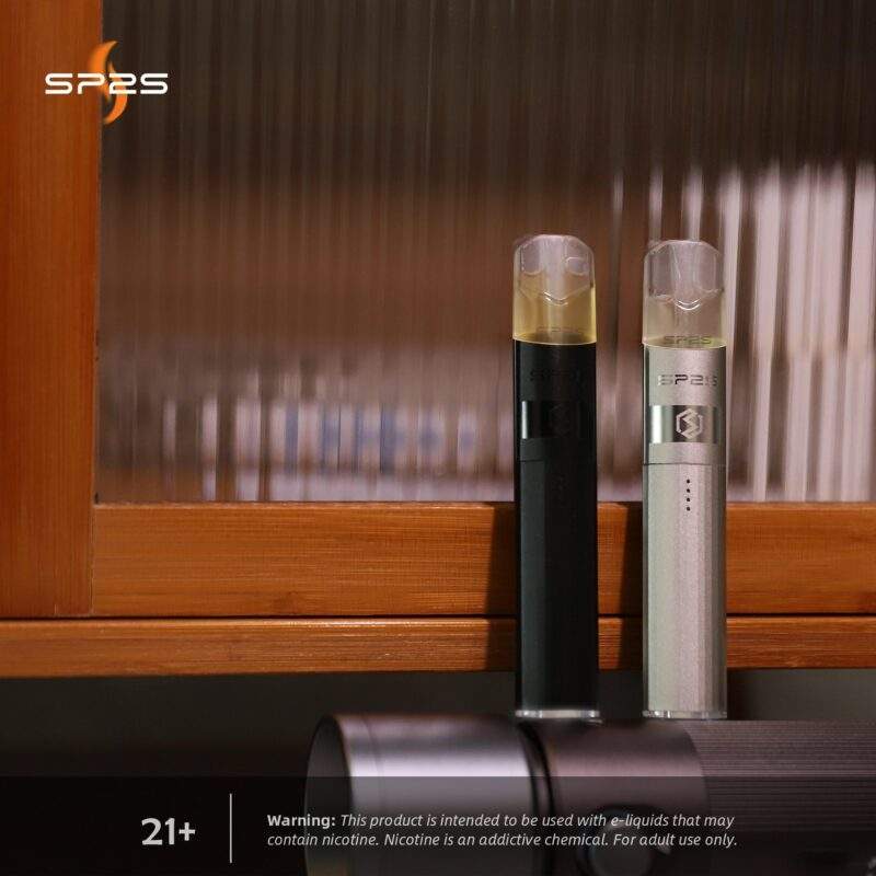 質感沉穩的 SP2S鈦色主機與專用 SP2S煙彈實品展示，呈現細膩金屬工藝與卓越霧化表現